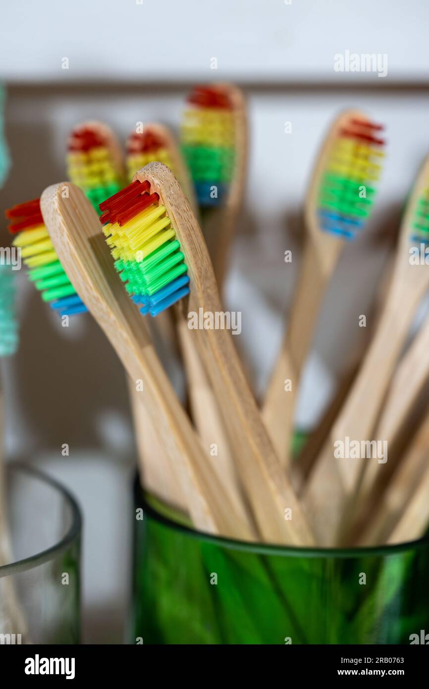 Umweltfreundliche Zahnbürsten aus Bambus mit recycelten Kunststoffborsten in verschiedenen Farben Stockfoto
