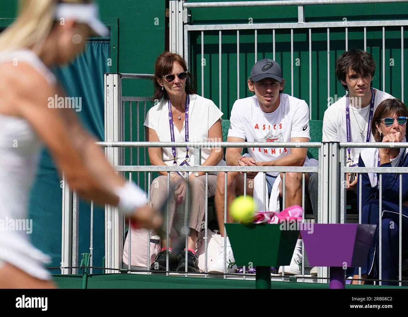 Katie Boulters Partner Alex de Minaur (Center) beobachtet ihr Spiel gegen Viktoriya Tomova am vierten Tag der Wimbledon Championships 2023 im All England Lawn Tennis and Croquet Club in Wimbledon. Foto: Donnerstag, 6. Juli 2023. Stockfoto