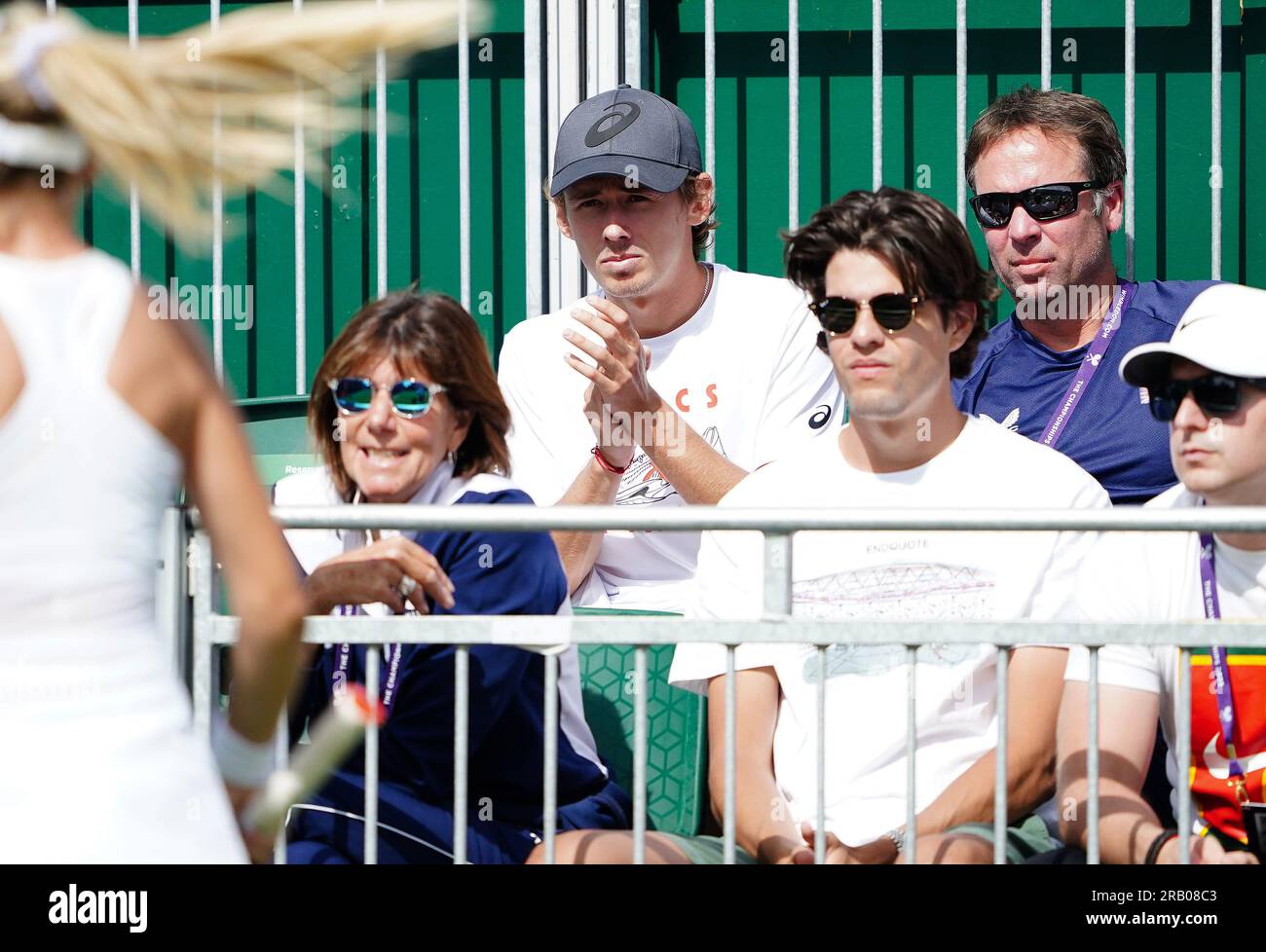 Katie Boulters Partner Alex de Minaur (Center) beobachtet ihr Spiel gegen Viktoriya Tomova am vierten Tag der Wimbledon Championships 2023 im All England Lawn Tennis and Croquet Club in Wimbledon. Foto: Donnerstag, 6. Juli 2023. Stockfoto