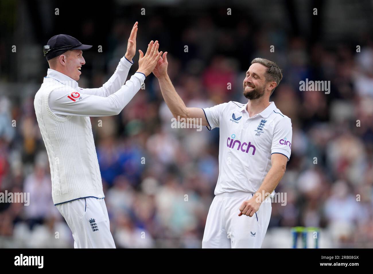 Chris Woakes aus England feiert mit Zak Crawley aus England (links), nachdem er den Ball gebowlt hat, um Travis Head aus Australien (nicht abgebildet) während des ersten Tages des dritten Ashes-Testspiels in Headingley, Leeds, abzulehnen. Foto: Donnerstag, 6. Juli 2023. Stockfoto