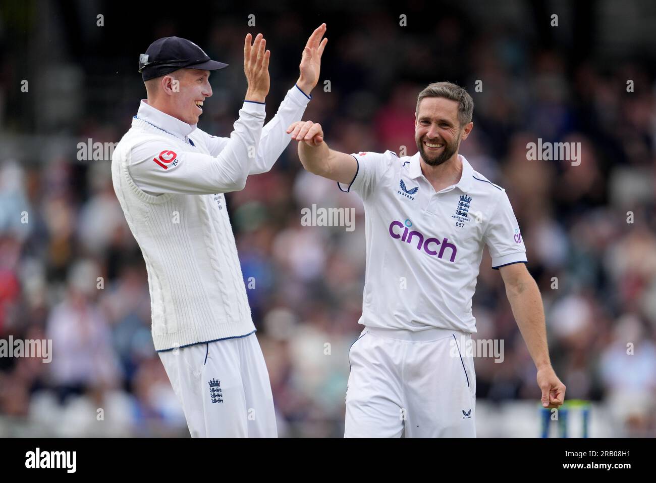 Chris Woakes aus England feiert mit Zak Crawley aus England (links), nachdem er den Ball gebowlt hat, um Travis Head aus Australien (nicht abgebildet) während des ersten Tages des dritten Ashes-Testspiels in Headingley, Leeds, abzulehnen. Foto: Donnerstag, 6. Juli 2023. Stockfoto