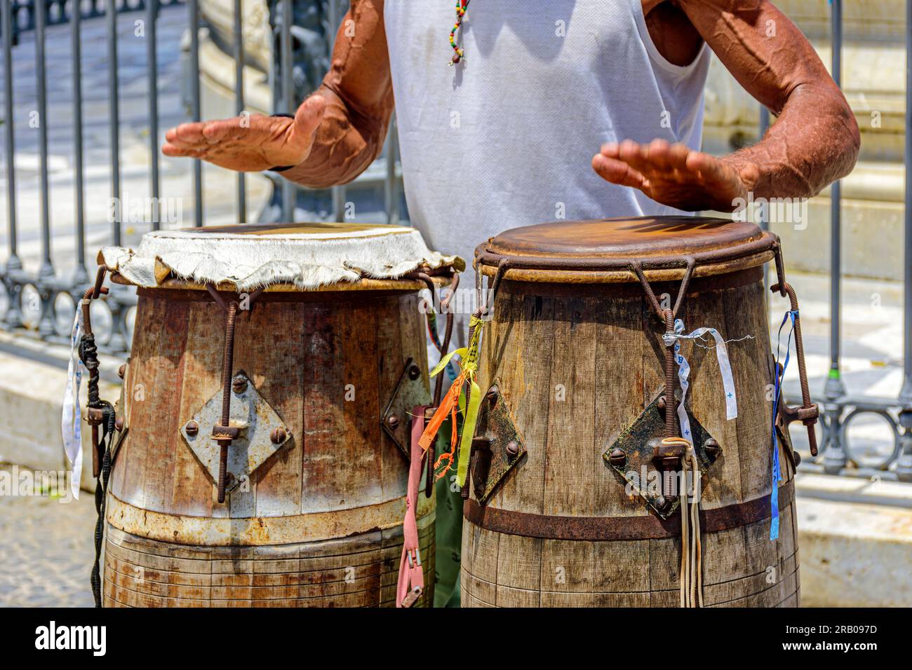 Trommelspieler mit seiner Atabaque in den Straßen des historischen Viertels Pelourinho in Salvador in Bahia Stockfoto