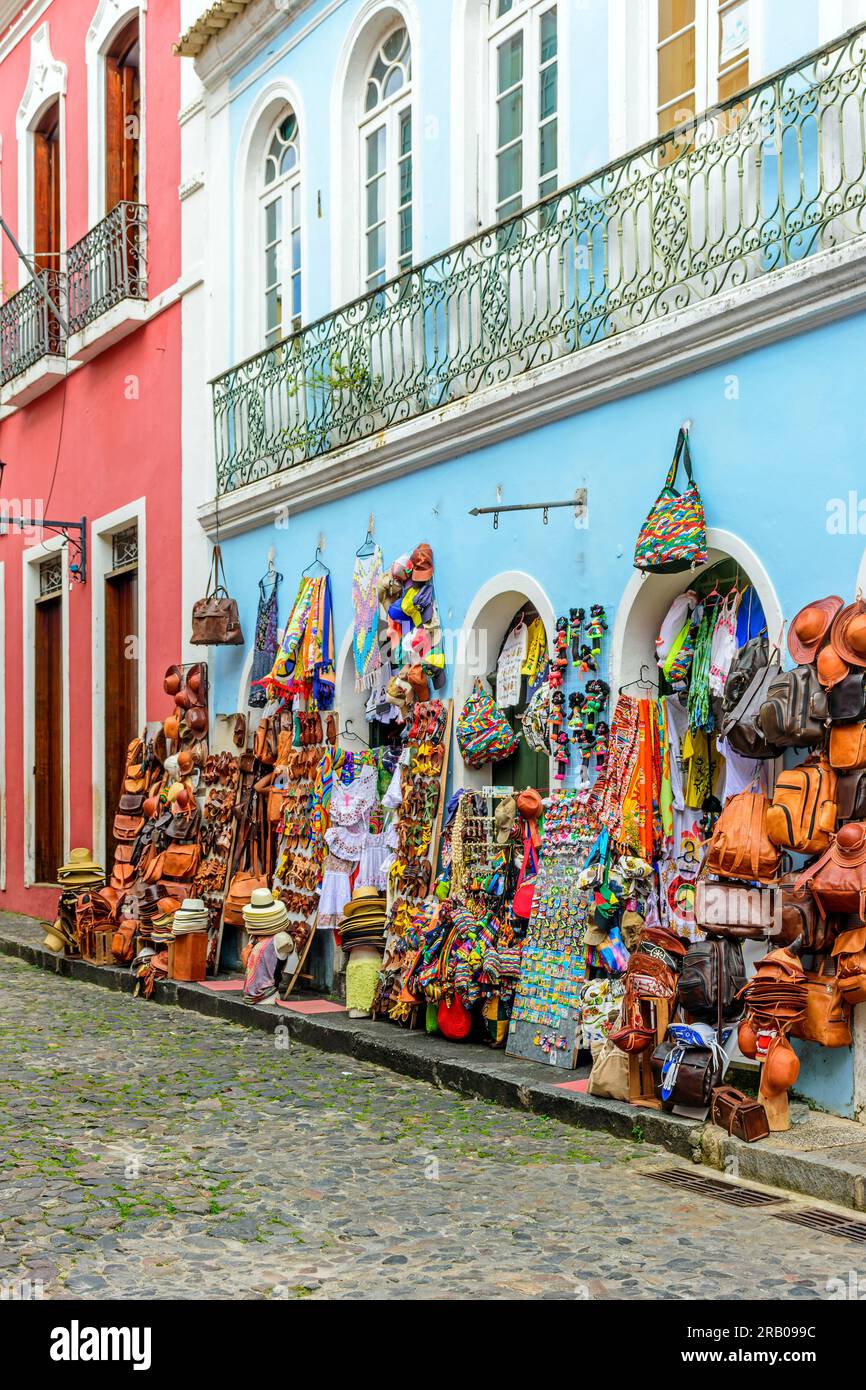 Straßenhandel mit typischen Produkten, Souvenirs und Geschenken verschiedener Art in den Straßen und Gehwegen von Pelourinho in der Stadt Salvador, Bahia Stockfoto
