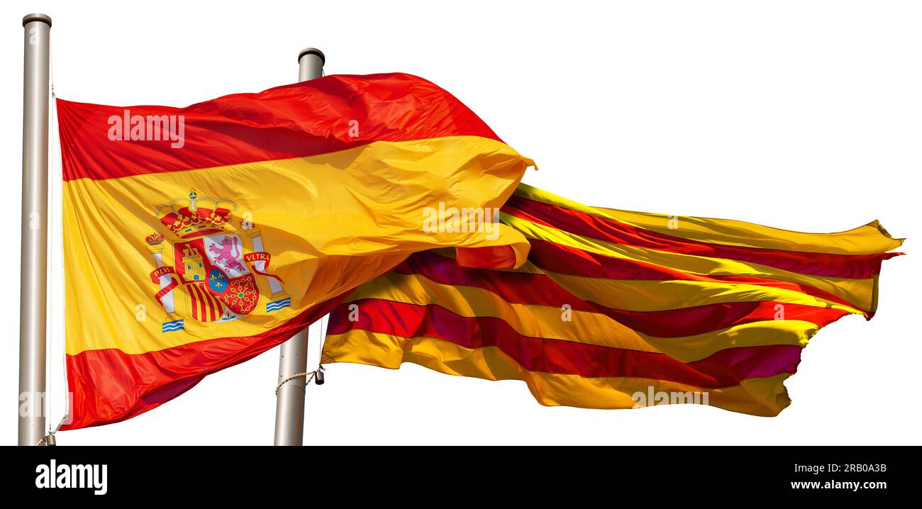 Nahaufnahme einer spanischen und katalanischen Flagge (La Rojigualda und Senyera) mit Fahnenstange, die im Wind bläst, isoliert auf weißem Hintergrund. Spanien. Stockfoto