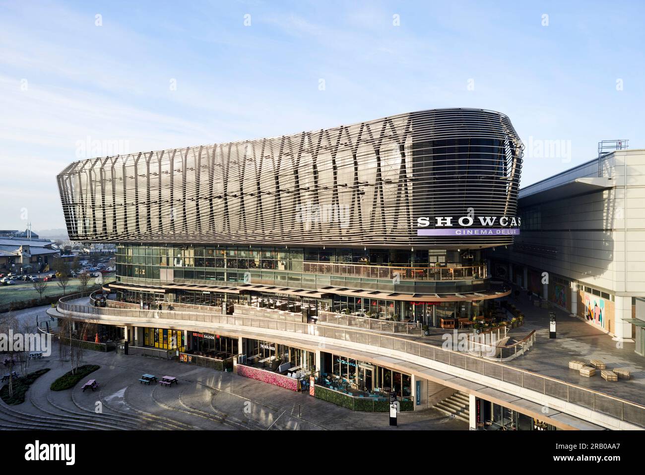 Schräge Höhe des Gebäudes mit Stufen und Kinoeingang. Watermark WestQuay Showcase Cinema, Southampton, Großbritannien. Architekt: ACME, 2017. Stockfoto