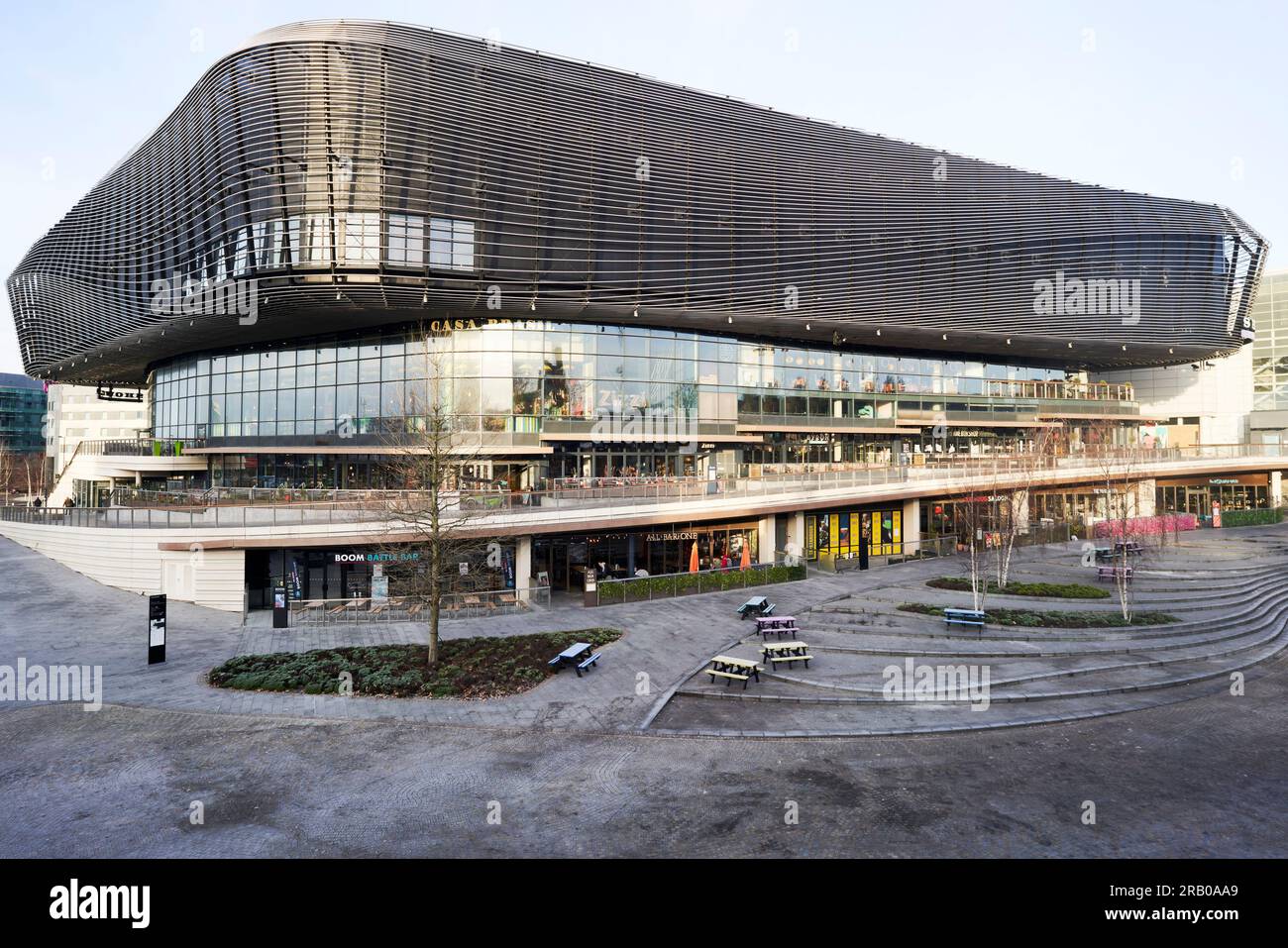 Eckhöhe des Gebäudes mit öffentlichem Platz. Watermark WestQuay Showcase Cinema, Southampton, Großbritannien. Architekt: ACME, 2017. Stockfoto