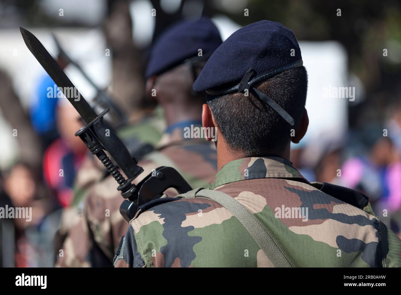 Saint Denis, Réunion - 14 2016. Juli: Französische Soldaten, die am Tag der Bastille vorspielen. Stockfoto