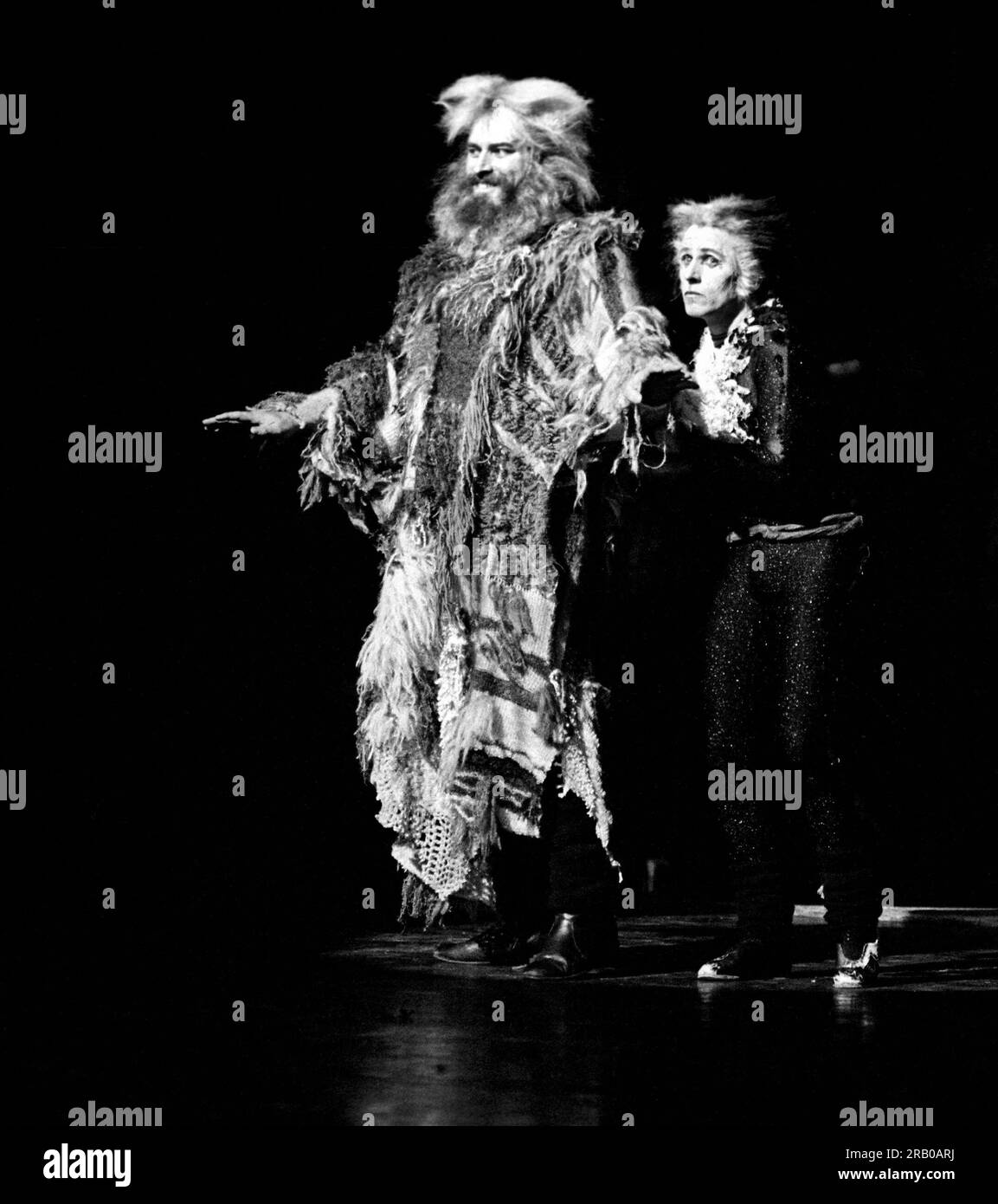 l-r: Brian Blessed (Bustopher / Old Deuteronomy), Wayne Sleep (Quaxo / Mr Mistoffolees) in CATS im New London Theatre, London 11/05/1981 basierend auf T. S. Eliots „Old Possum's Book of Practical Cats“ Komponist Andrew Lloyd Webber Design: John Napier Beleuchtung: David Hersey Choreographie: David Trevor Lynn Stockfoto