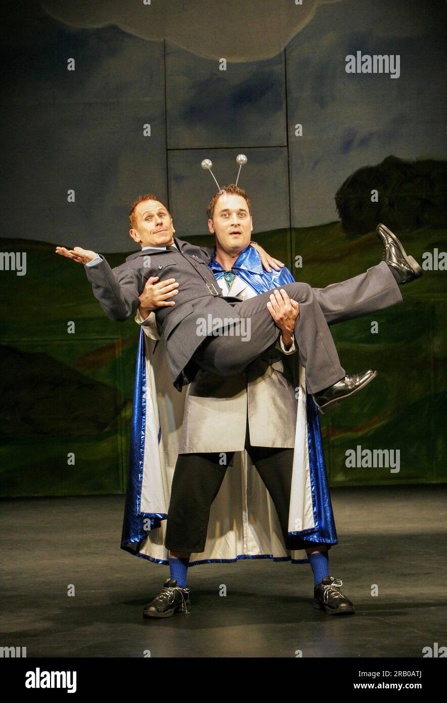 l-r: Wayne Sleep (The Adj - Flight Lieutenant Roger Hart), William Ludwig (Grebleips) in LUFT im New Players Theatre, London WC2 01/09/2005 Buch, Musik & Texte von Robert A. Gray Direction & Choreographie: Stewart Nicholls Stockfoto