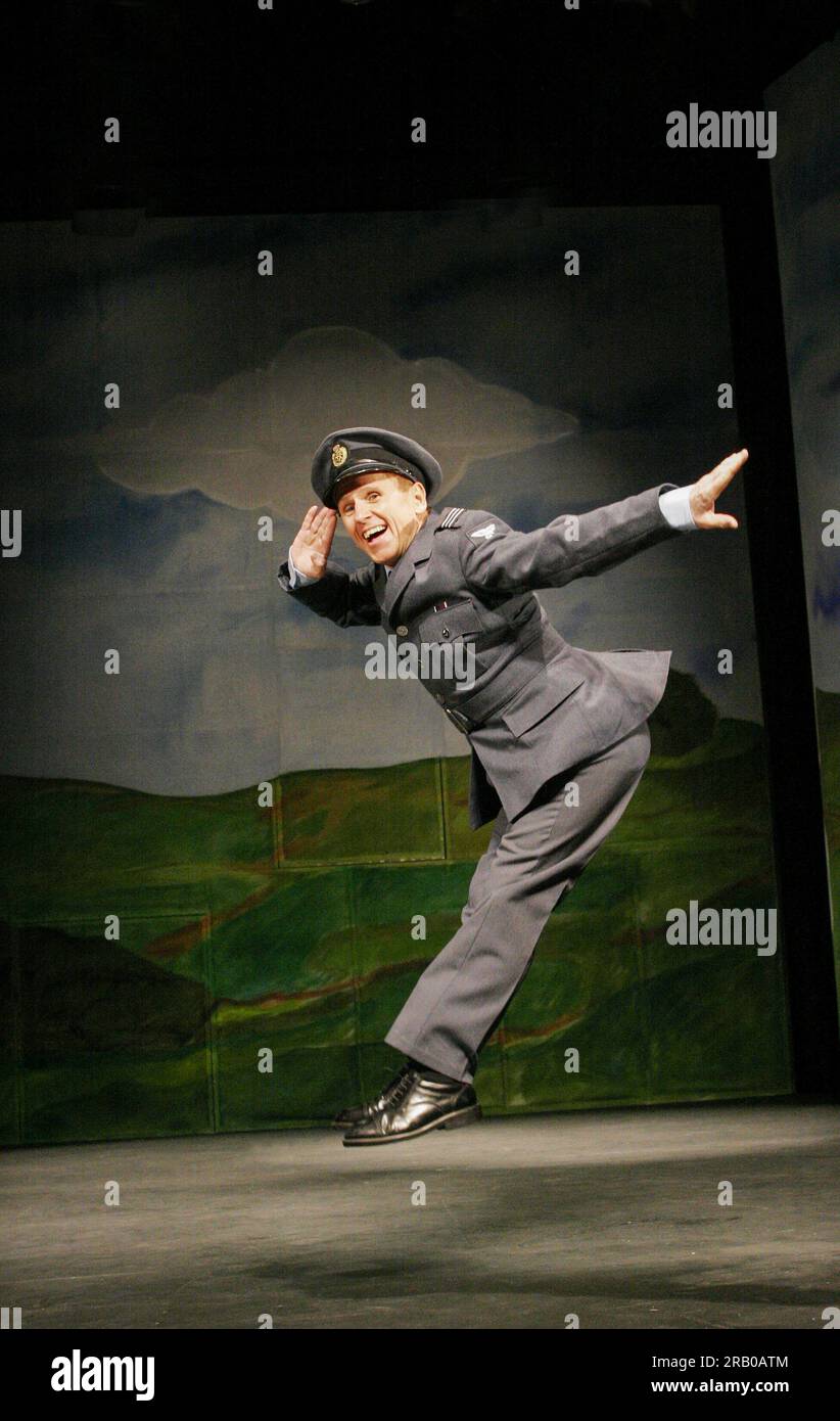 Wayne Sleep (The Adj - Flight Lieutenant Roger Hart) in DIE LUFT im New Players Theatre, London WC2 01/09/2005 Buch, Musik & Texte von Robert A. Gray Direction & Choreography: Stewart Nicholls Stockfoto