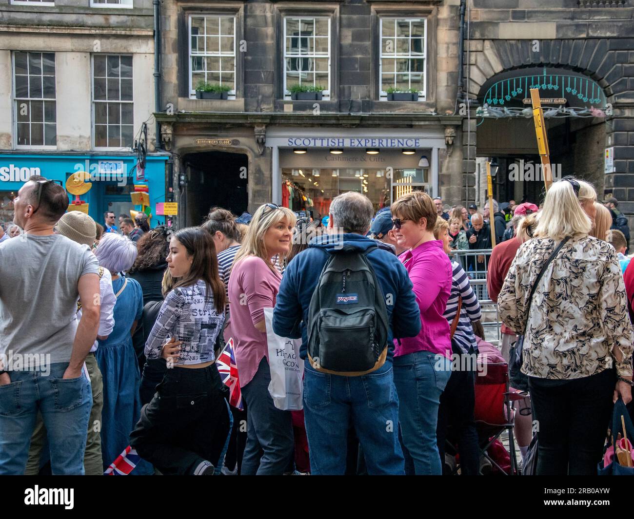 Edinburgh, Schottland, Großbritannien. 5. Juli 2023: Menschen warten auf die Ankunft der königlichen Familie in Edinburgh. Stockfoto