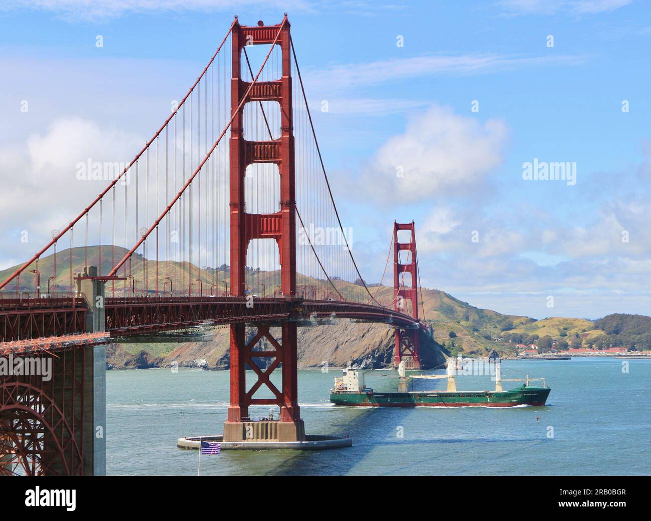 Die Golden Gate Bridge mit einem Frachtschiff, das in den Hafen San Francisco Kalifornien USA einfährt Stockfoto