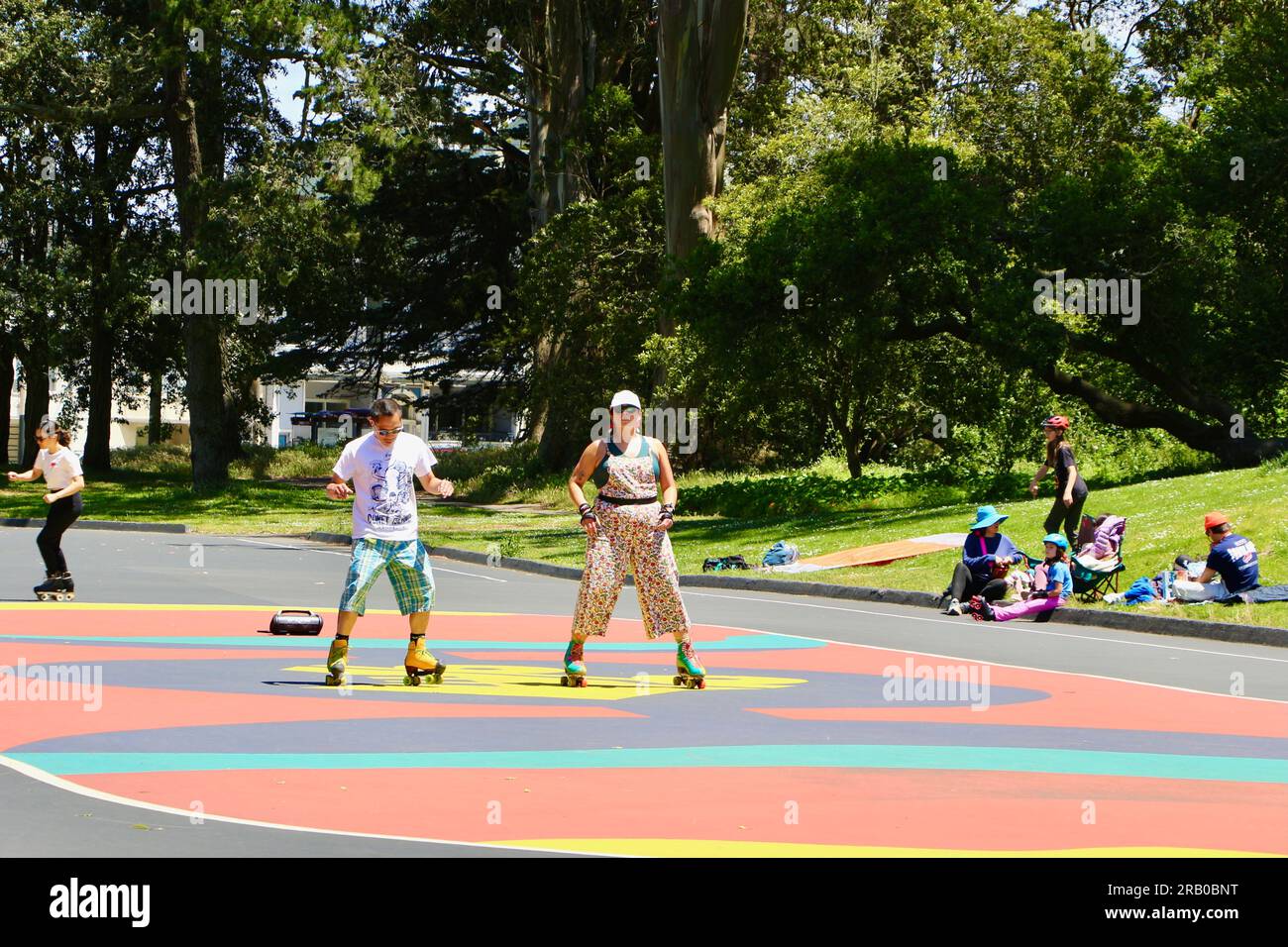 Menschen, die Tanzbewegungen auf Rollschuhen üben San Francisco Kalifornien USA Stockfoto