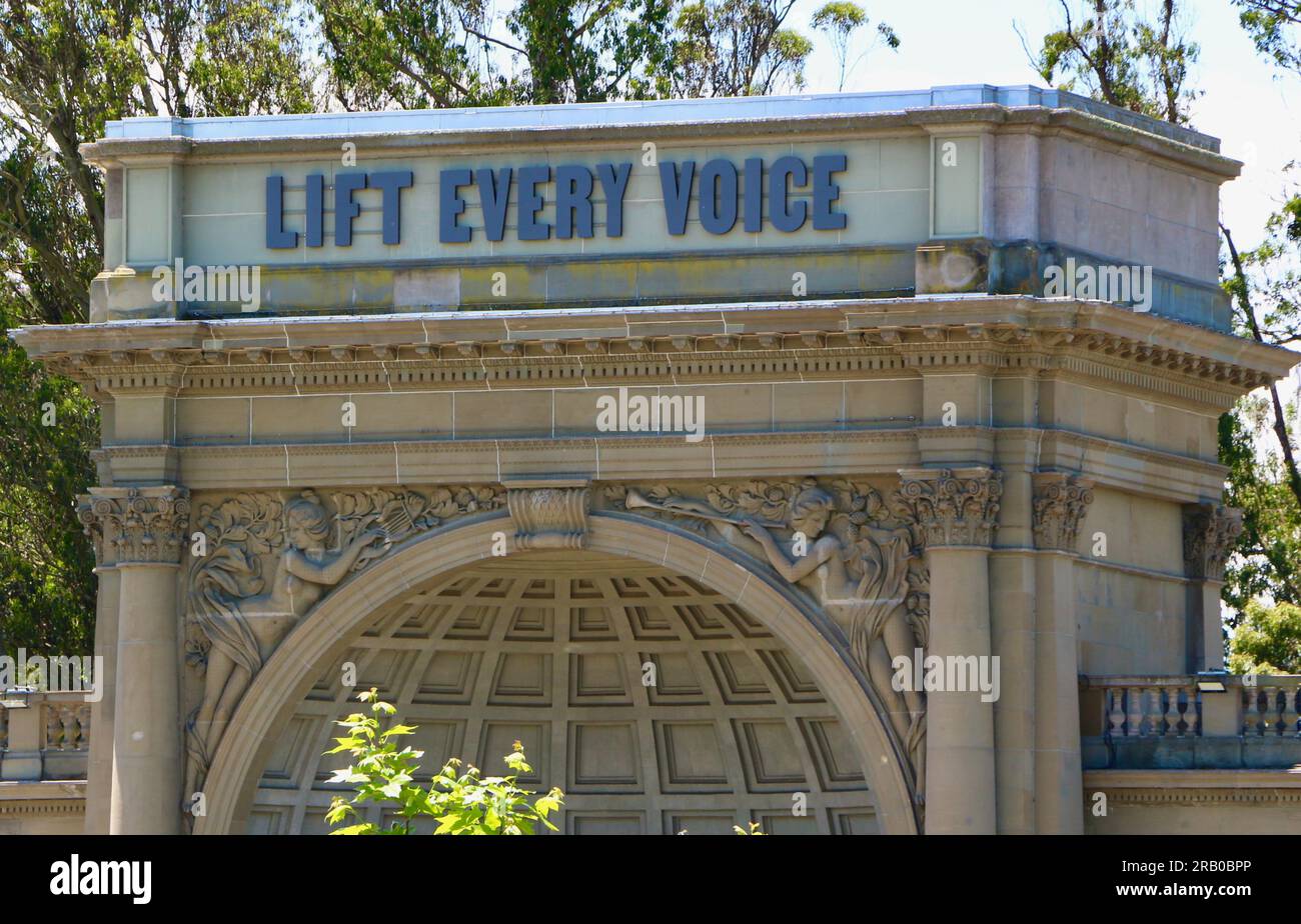 Spreckels Temple of Music Bandstand mit der Nachricht Lift Every Voice Music Concourse Golden Gate Park San Francisco California USA Stockfoto