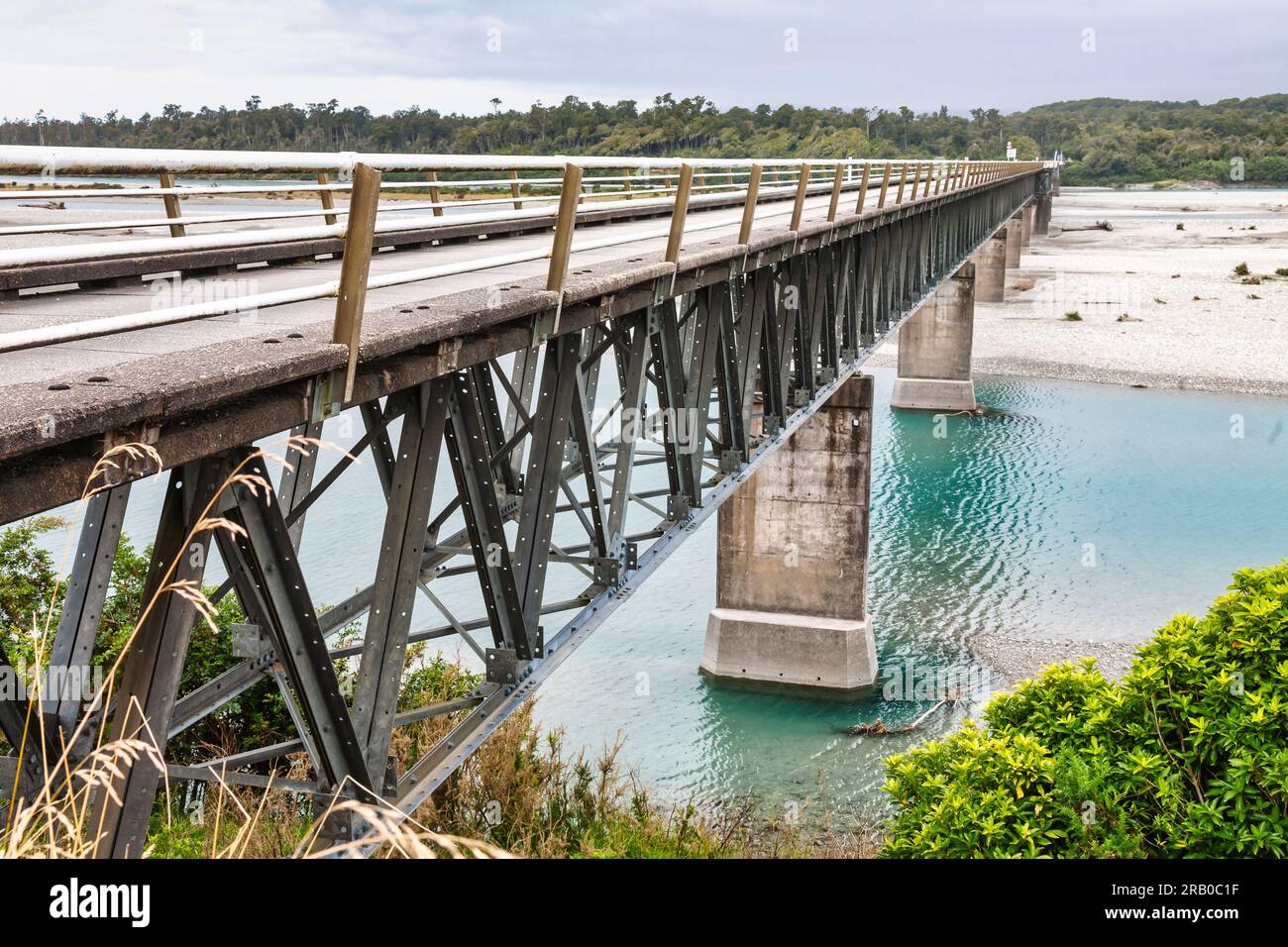 Einspurige Decksbrücke über den Haast River an der Westküste der Südinsel Neuseelands Stockfoto