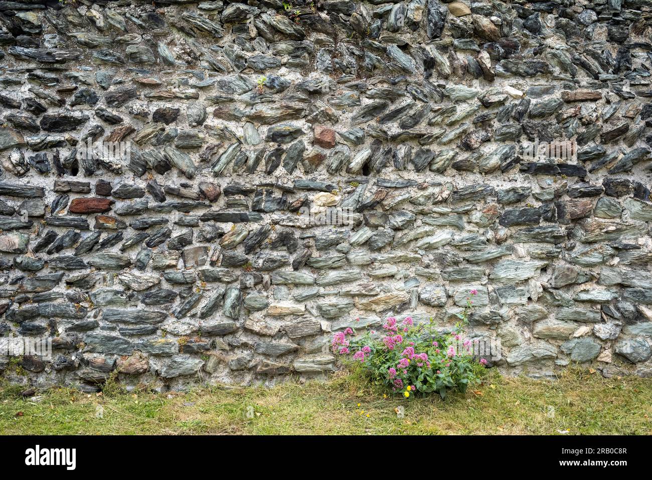 Kurse in der noch existierenden 300 v. Chr. Mauer der römischen Festung in Holyhead, Holy Island, Wales Stockfoto