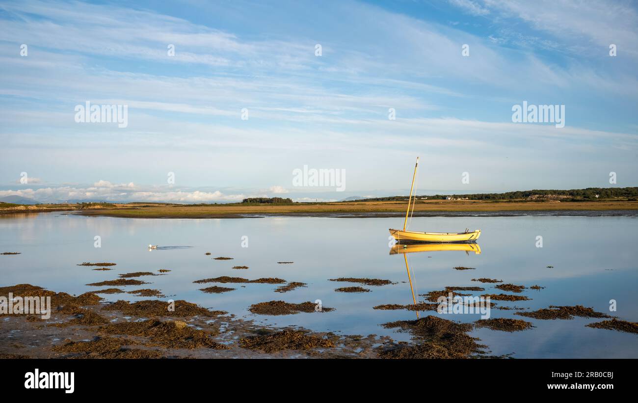 Abendliche Reflexionen in der Cymyran Strait (Looking South), Four Mile Bridge, Anglesey, Wales, Großbritannien Stockfoto