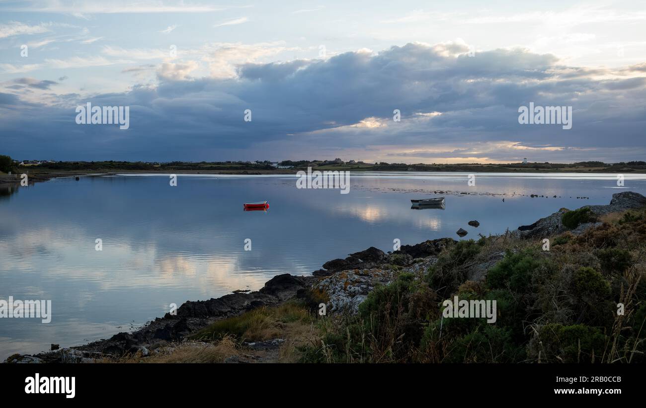 Abendliche Reflexionen in der Cymyran Strait (Blick nach Norden), Four Mile Bridge, Anglesey, Wales, Großbritannien Stockfoto