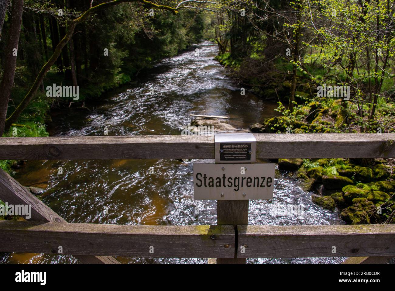 Staatsgrenze! An der deutsch-österreichischen Grenze auf einer Brücke zwischen Schwarzenberg (Österreich) und Breitenberg (Deutschland) einen Wanderweg einschlagen. Stockfoto