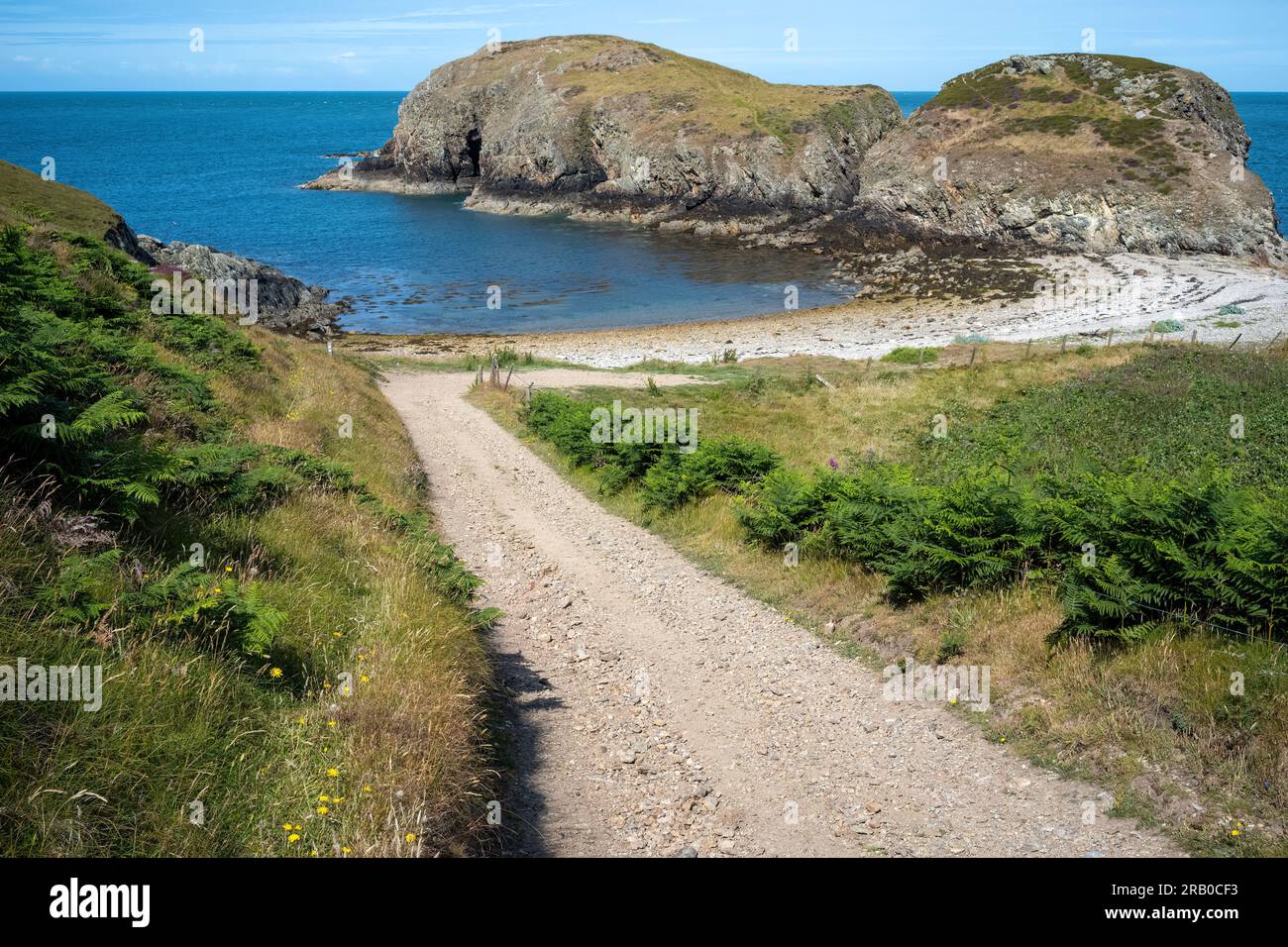 Der abgeschiedene Strand und die Gezeiteninsel Ynys y Fydlyn an der Nordwestküste von Anglesey, Wales, Großbritannien Stockfoto