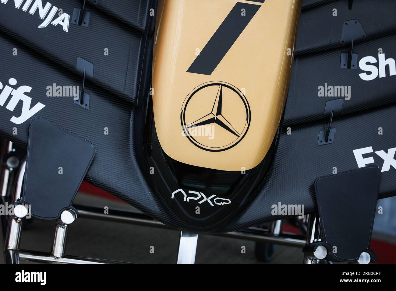 Vorderfl gel des modifizierten f2 wagens vorbereitet von mercedes