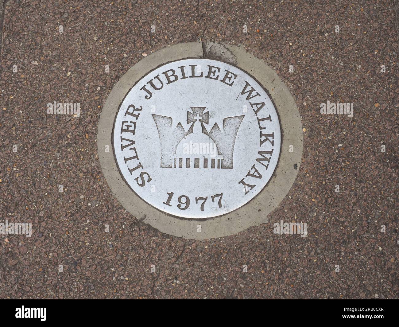 LONDON, Großbritannien - 06. JUNI 2023: Silbernes Schild für Jubilee Walkway, ca. 1977 Stockfoto