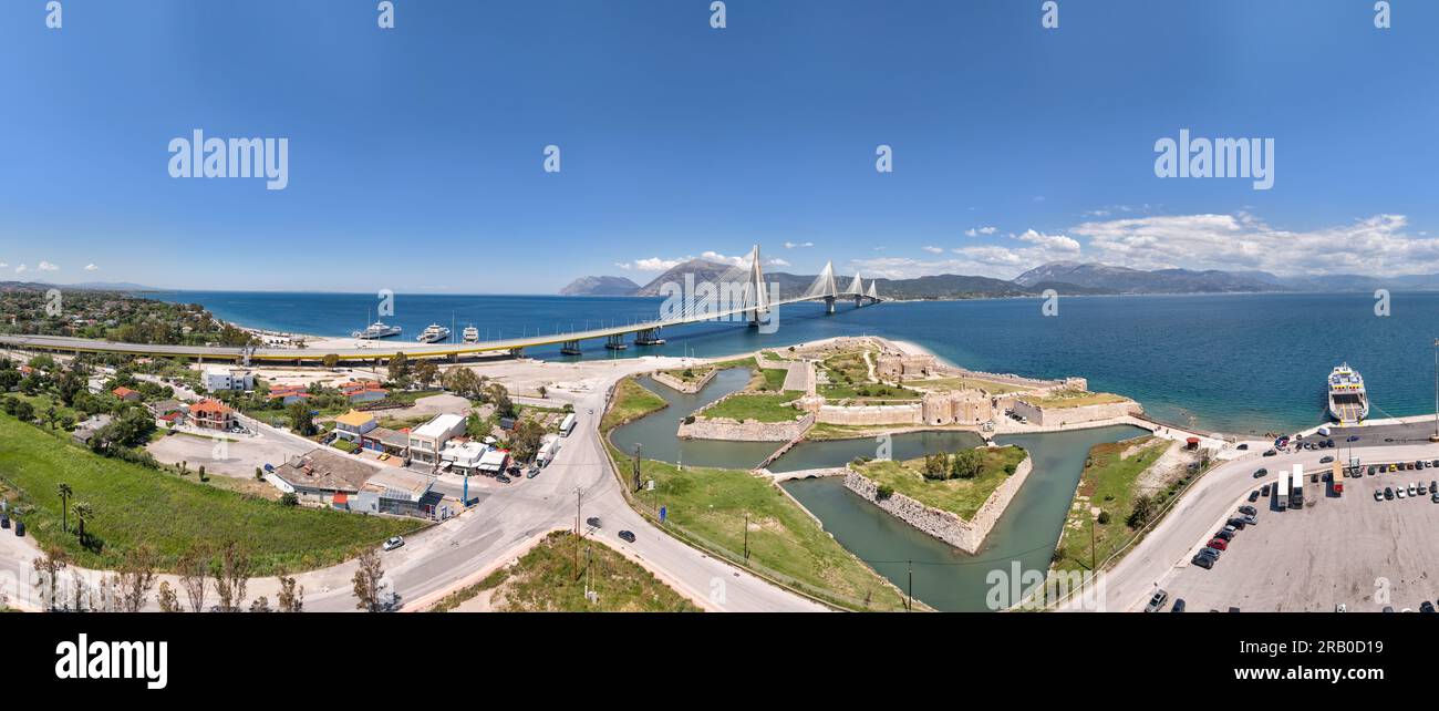 Blick aus der Vogelperspektive auf die Charilaos Trikoupis-Brücke Rio-Antirio in Griechenland Stockfoto