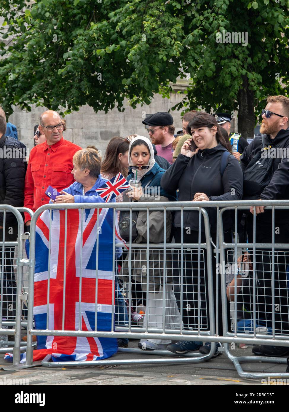 Edinburgh, Schottland, Großbritannien. 5. Juli 2023: Menschen warten auf die Ankunft der königlichen Familie in Edinburgh. Stockfoto