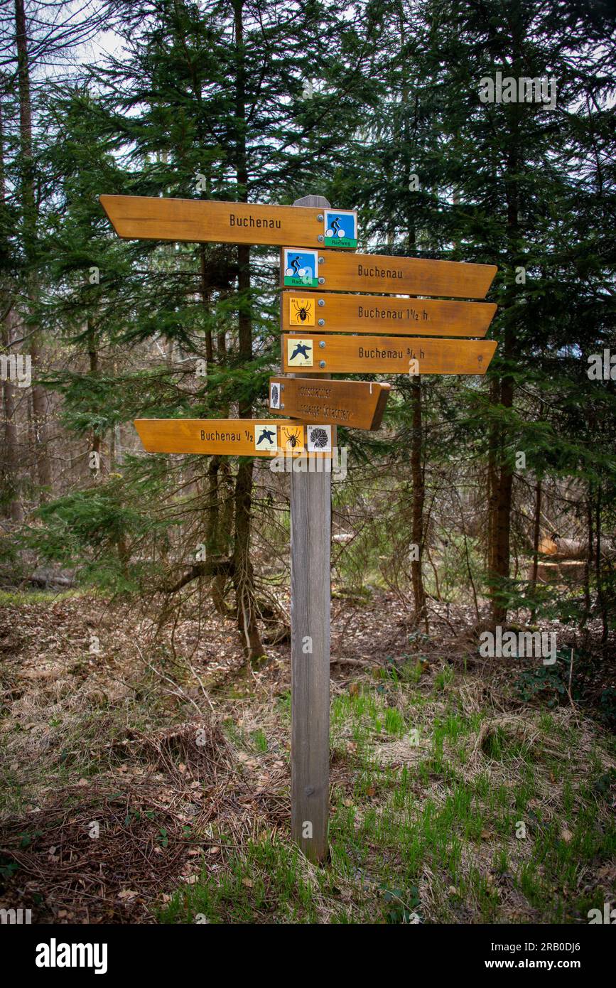 Alle Routen führen nach Buchenau. Ein Wegweiser mit einer rätselhaften Vielfalt von Wegbeschreibungen, die zum selben Dorf im Bayerischen Wald-Nationalpark führen Stockfoto