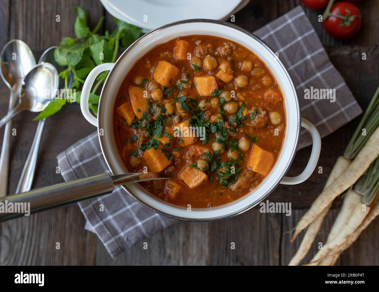 Eintopf mit Kichererbsen, Süßkartoffeln und Hackfleisch in einem Topf Stockfoto