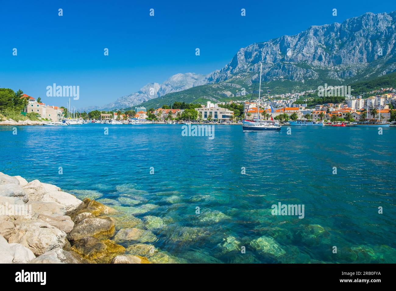 Stadt Makarska und Berg Biokovo in Dalmatien, Kroatien Stockfoto