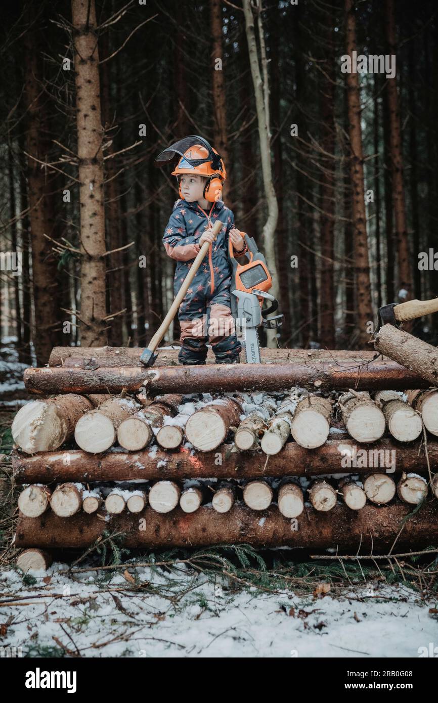 Junge als Holzfäller im Wald Stockfoto