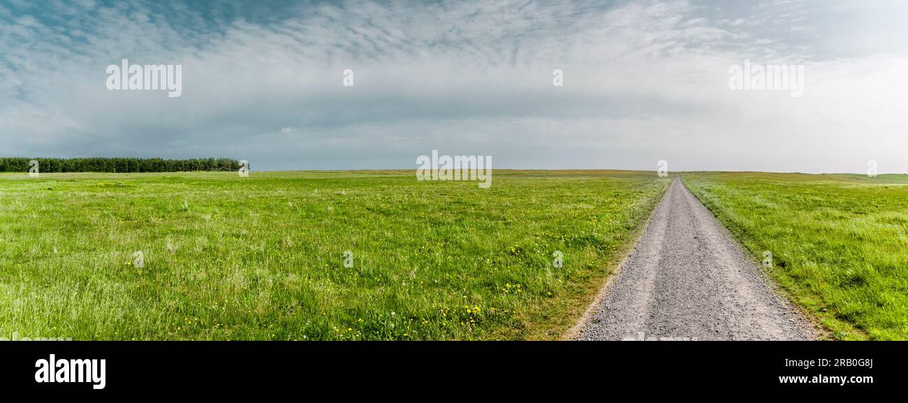 Der Weg durch eine hügelige Landschaft Stockfoto