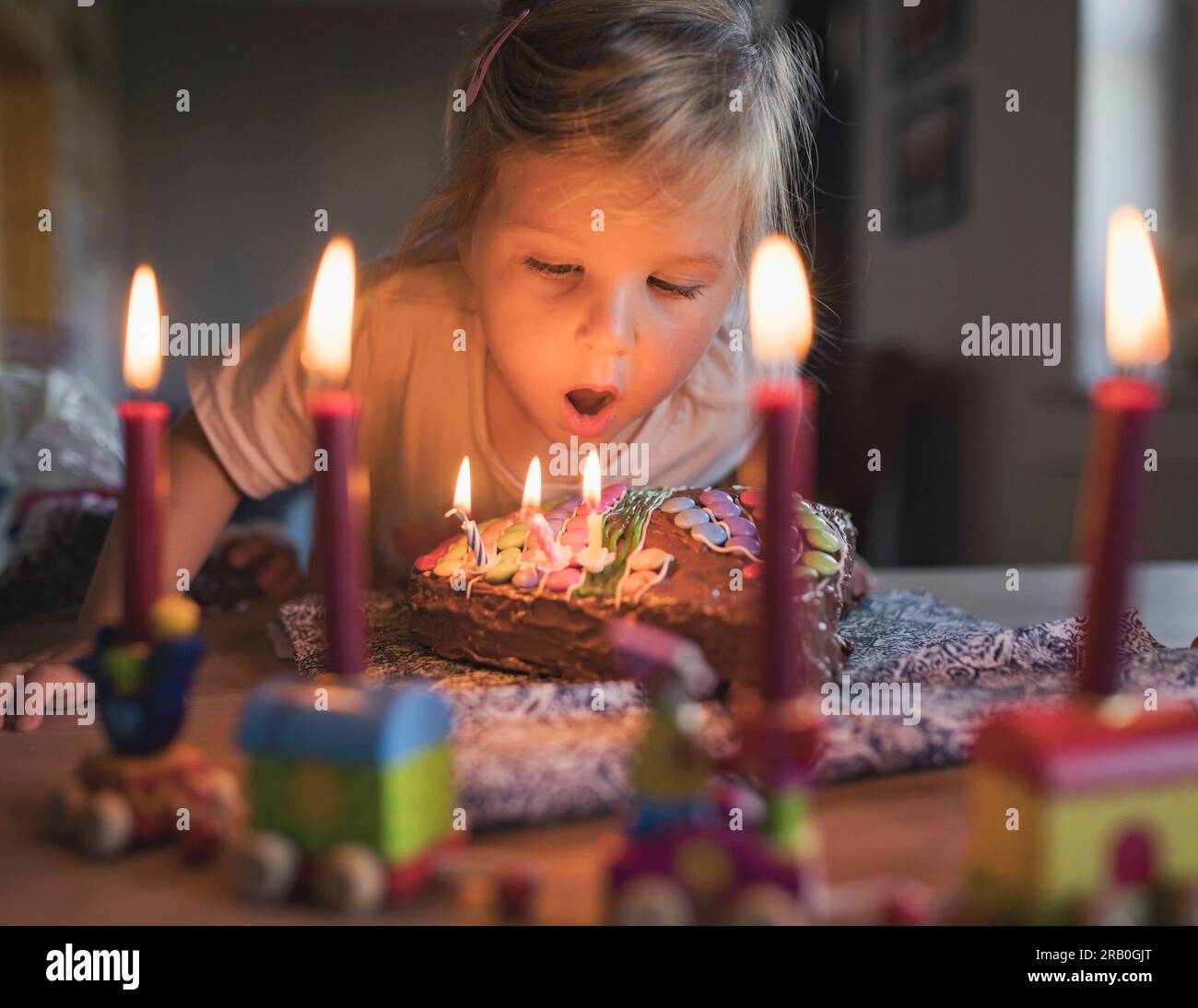 Das kleine Mädchen feiert Geburtstag Stockfotografie Alamy