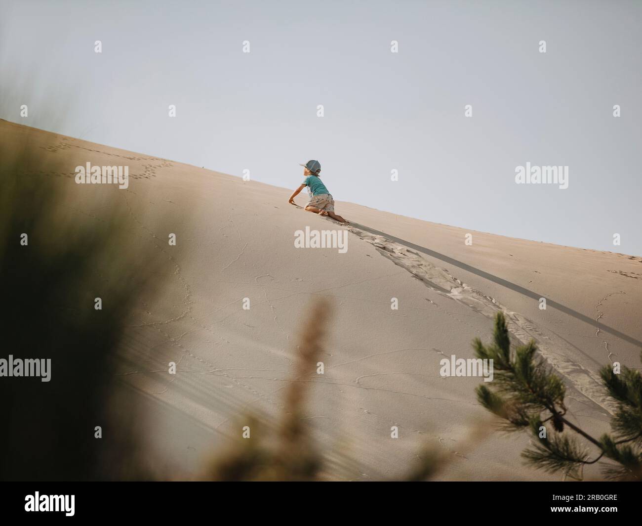 Kleiner Junge am Strand spielen Stockfoto