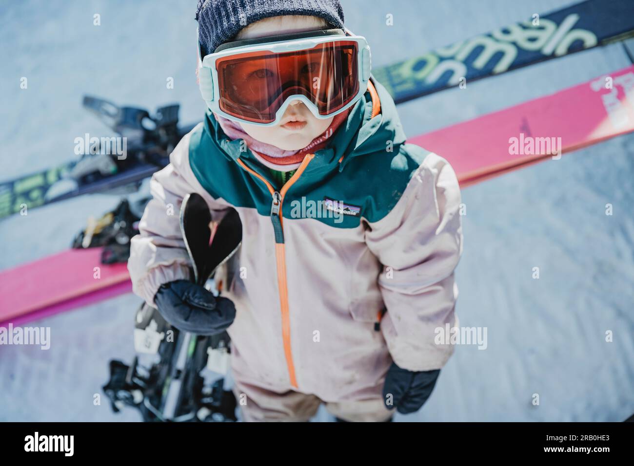 Kleines Mädchen, Skifahren Stockfoto