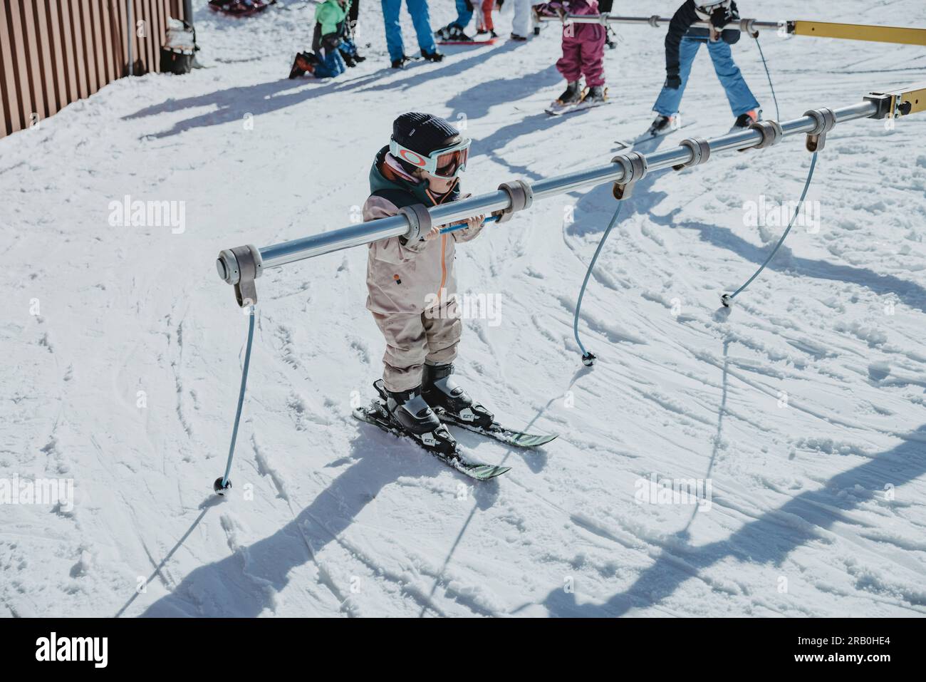 Kleines Mädchen, Skifahren Stockfoto