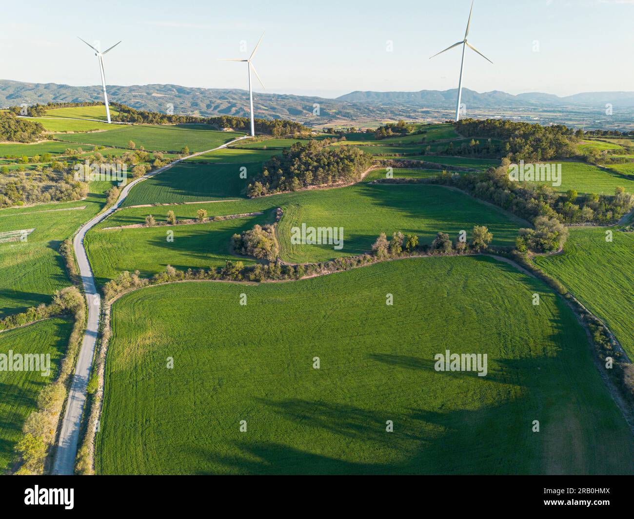 Luftaufnahme von Windmühlen in landwirtschaftlichen Gebieten auf Hügeln in der Provinz Lerida in Katalonien Spanien Stockfoto