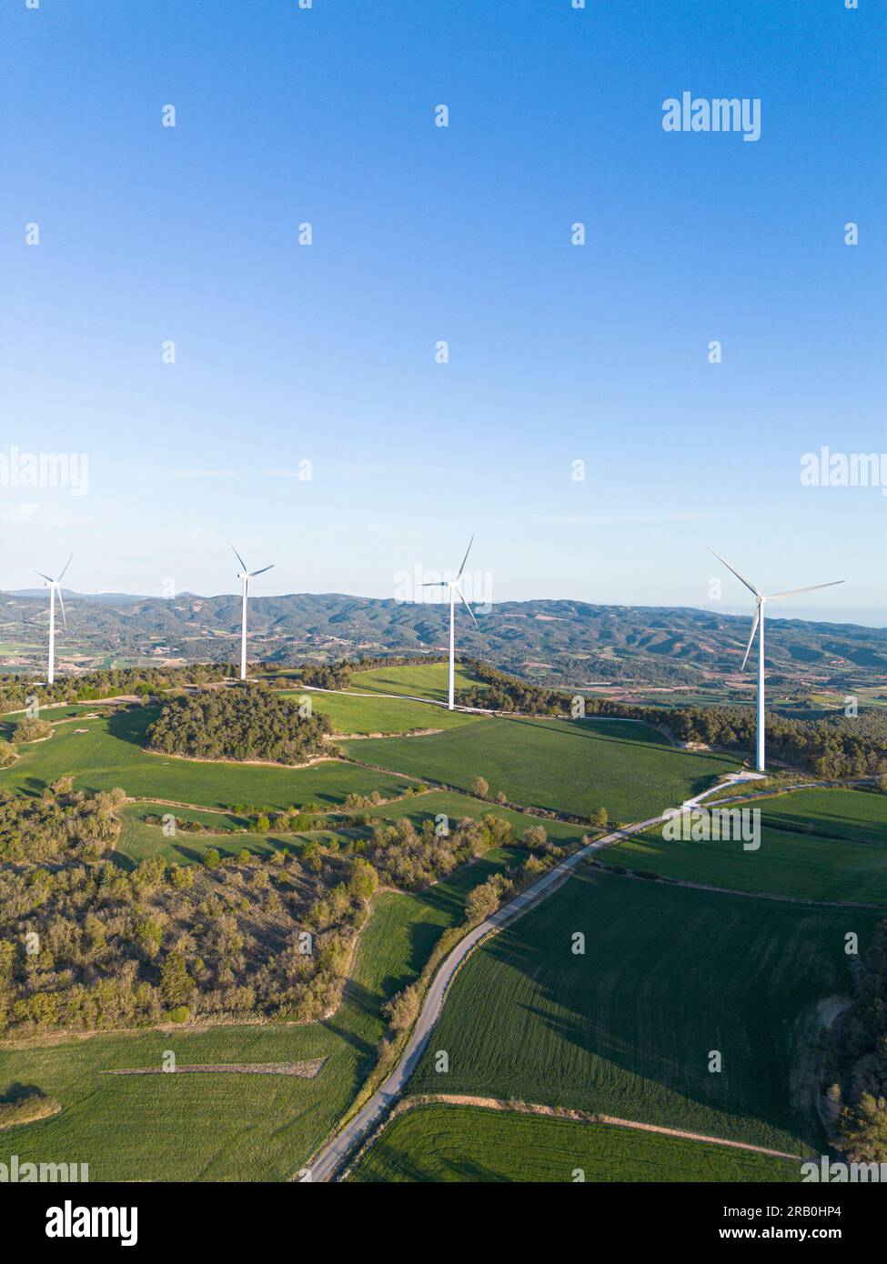 Luftaufnahme von Windmühlen in landwirtschaftlichen Gebieten auf Hügeln in der Provinz Lerida in Katalonien Spanien Stockfoto