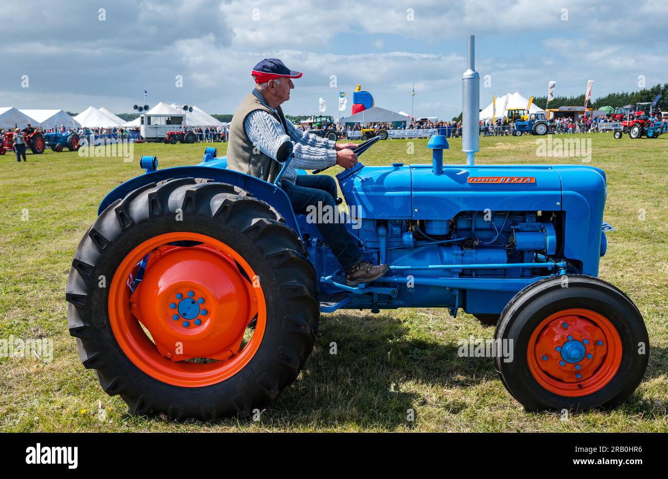 Ein Mann fährt einen klassischen Fordson Dexta-Traktor auf der Haddington Agricultural Show, East Lothian, Schottland, Großbritannien Stockfoto