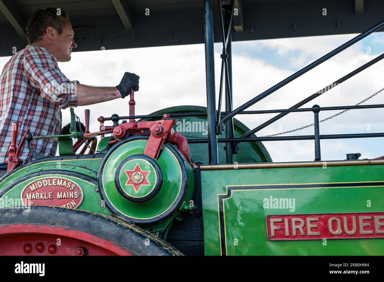 Mann mit altem Traktionsmotor auf der Haddington Agricultural Show, East Lothian, Schottland, Großbritannien Stockfoto