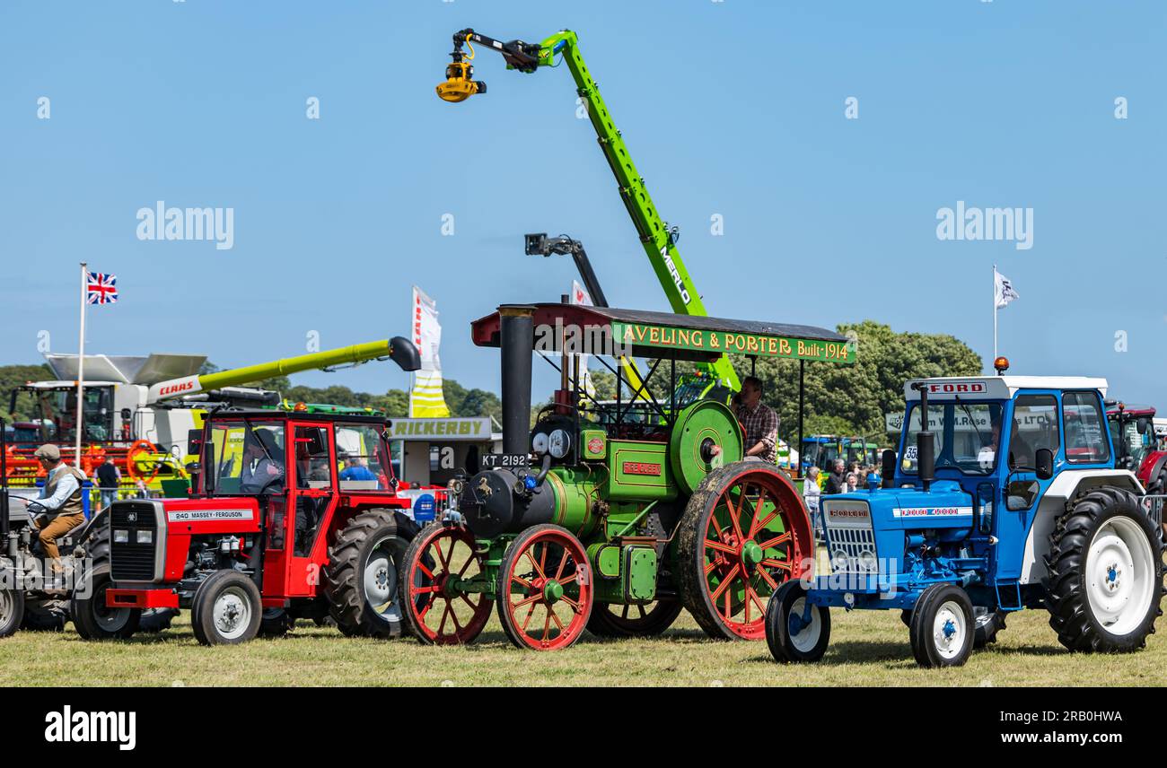 Oldtimer-Traktoren und Antriebsmotor auf der Haddington Agricultural Show, East Lothian, Schottland, Großbritannien Stockfoto