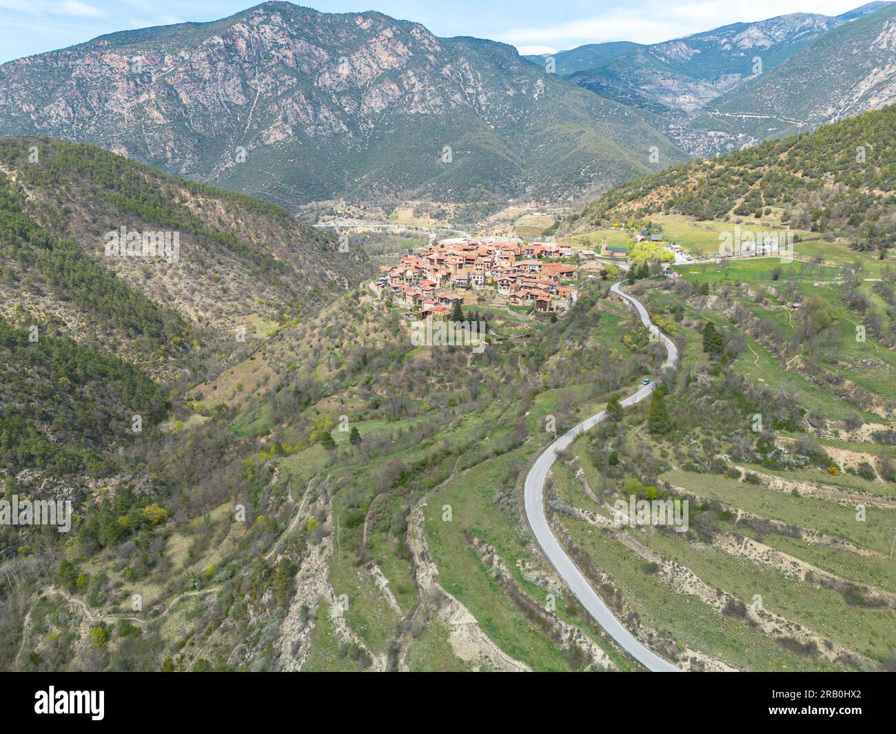 Luftaufnahme der malerischen Stadt Arseguel im Alto Urgel in Lerida in den katalanischen Pyrenäen in Spanien Stockfoto