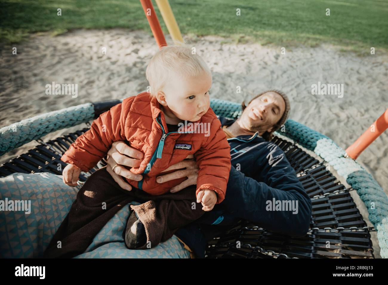 Vater und Tochter auf einer Schaukel Stockfoto