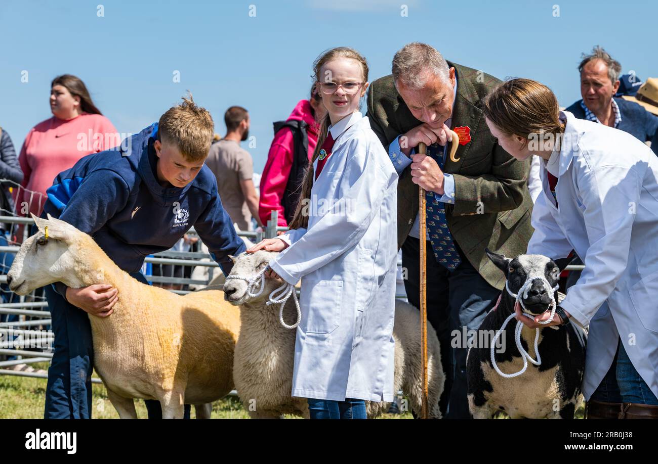 „Children in Young Sheep Handler Juryveranstaltung“, Haddington Agricultural Show, East Lothian, Schottland, Großbritannien Stockfoto