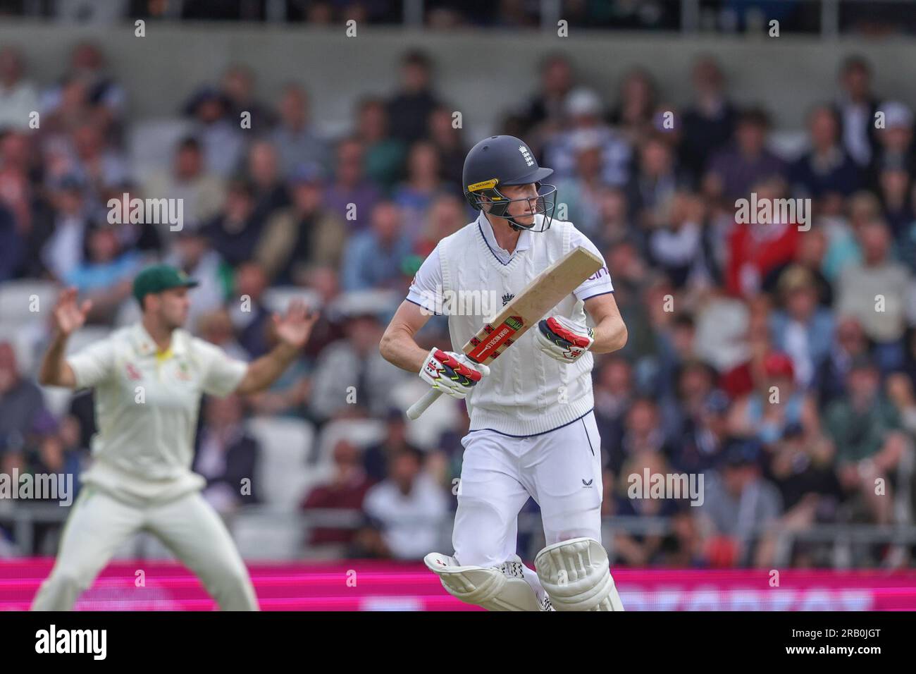 ZAK Crawley aus England sieht zu, wie sein Ball während des LV= Insurance Ashes Third Test Series Day 1 England gegen Australien im Headingley Stadium, Leeds, Großbritannien, 6. Juli 2023 die Grenze erreicht (Foto von Mark Cosgrove/News Images) Stockfoto