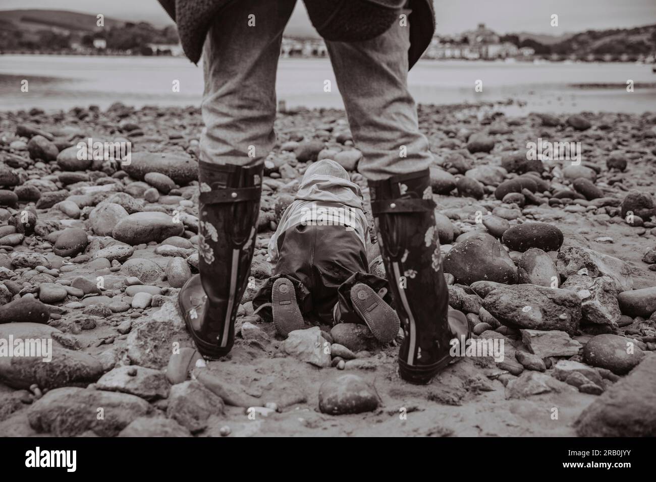 Mutter und Tochter am Strand Stockfoto