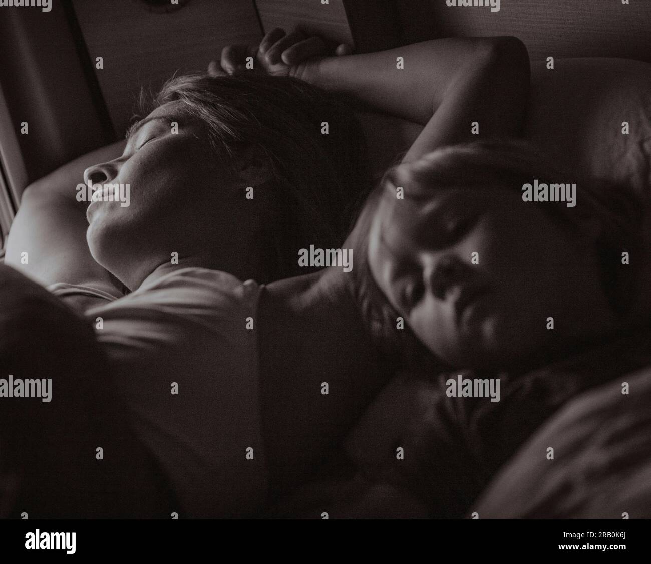 Mutter und Sohn schlafen im Bett vom Wohnmobil aus Stockfoto