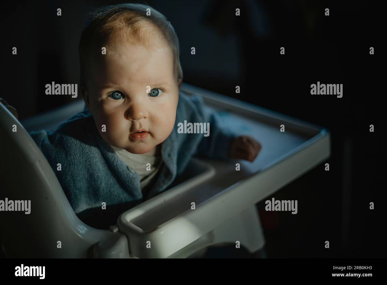 Baby im Hochstuhl sitzen Stockfoto