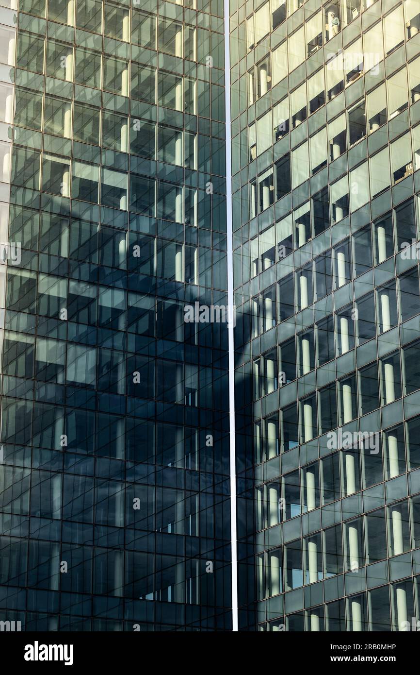 Fassade eines modernen leeren Bürogebäudes Stockfoto